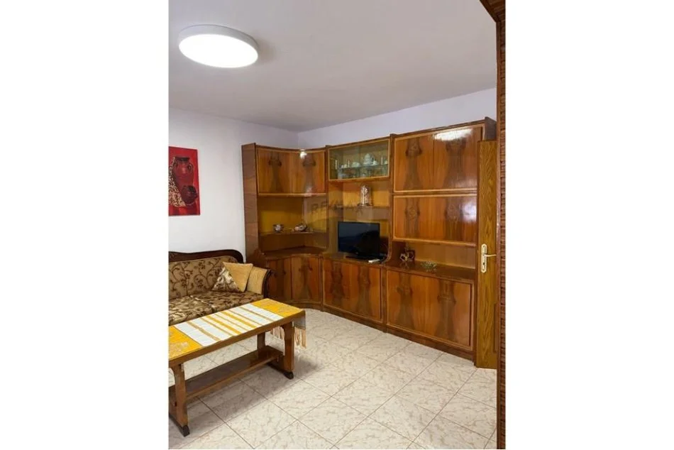 Tirane, jepet me qera apartament 3+1 Kati 4, 80 m² 600 € (Rr. Fortuzi)