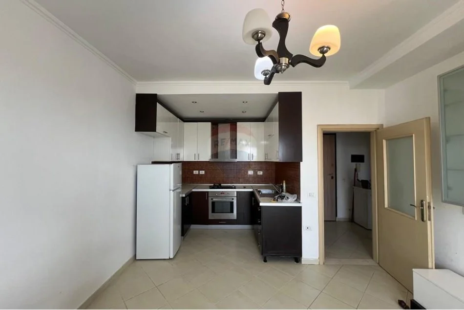 Tirane, jepet me qera apartament 1+1 , 65 m² 350 € (Fresk)
