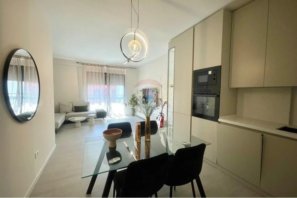 Tirane, jepet me qera 2+1+Ballkon Kati 5, 100 m² 800 € (Kodra e Diellit)