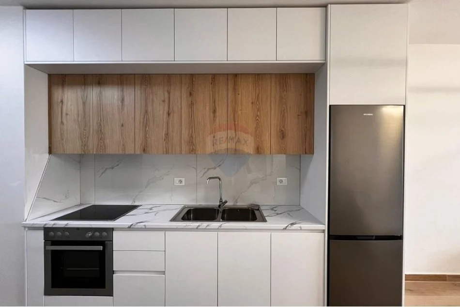 Tirane, jepet me qera apartament 1+1 , 70 m² 550 € (Rr. e Kavajes)