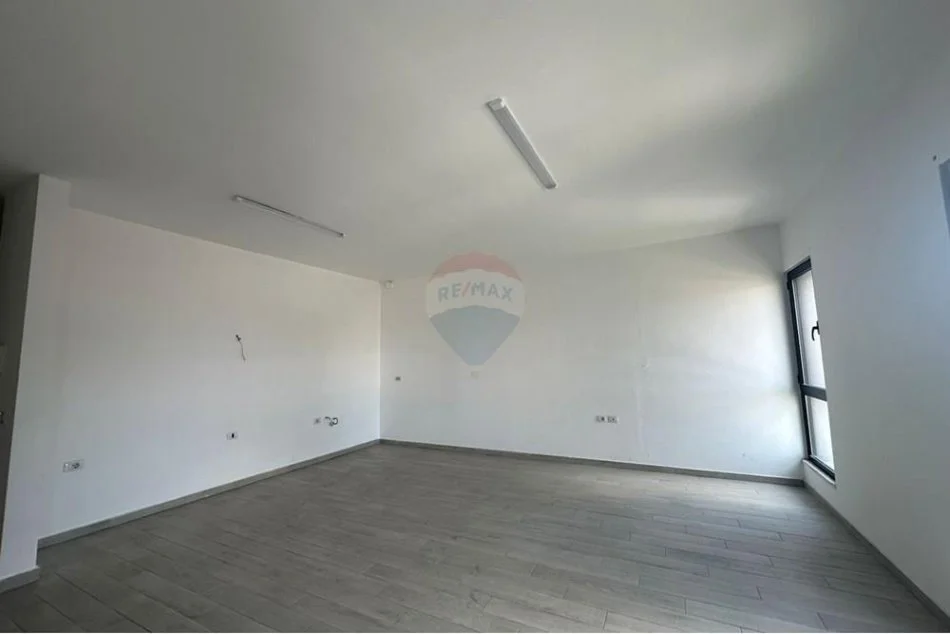 Tirane, jepet me qera ambjent biznesi , 450 € (Ish Dogana)