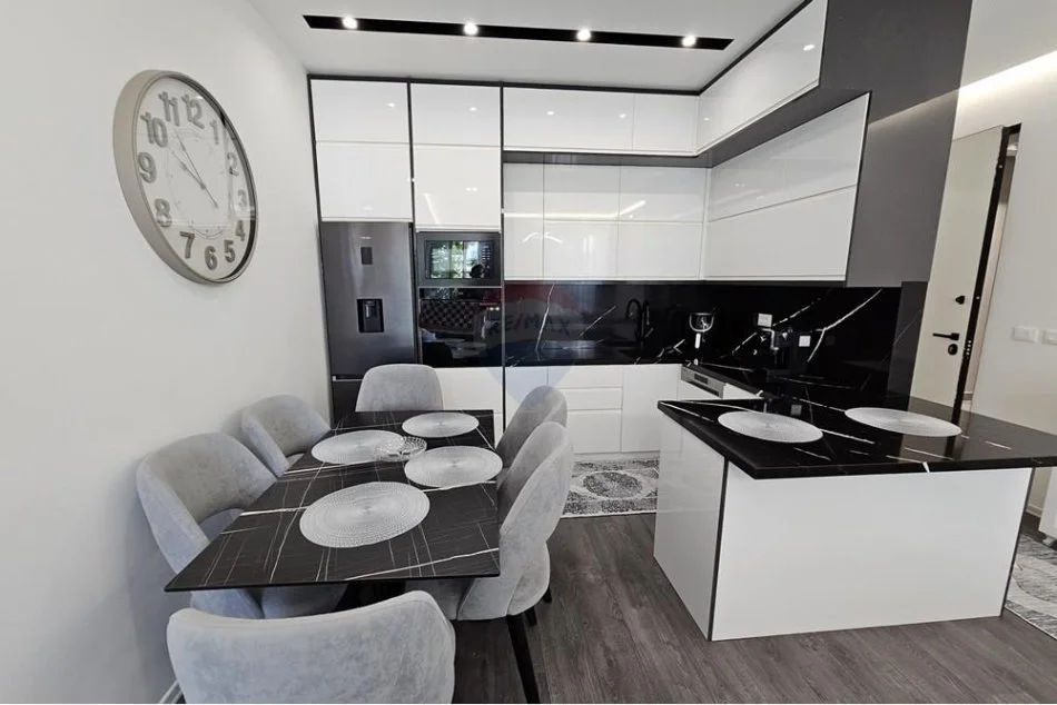 Tirane, jepet me qera apartament 2+1 Kati 1, 120 m² 2.000 € (Rezidenca FZ)