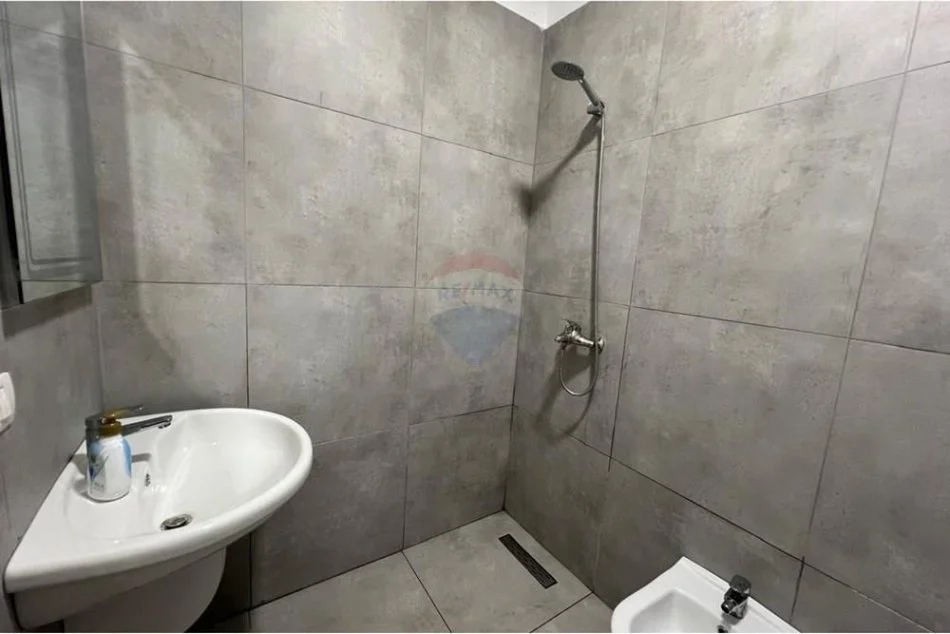 Tirane, jepet me qera apartament 2+1 , 67 m² 650 € (5 maji)