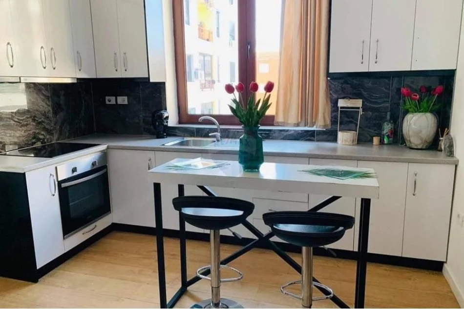 Tirane, jepet me qera apartament 1+1 , 65 m² 650 € (bulevardi bajram curri)