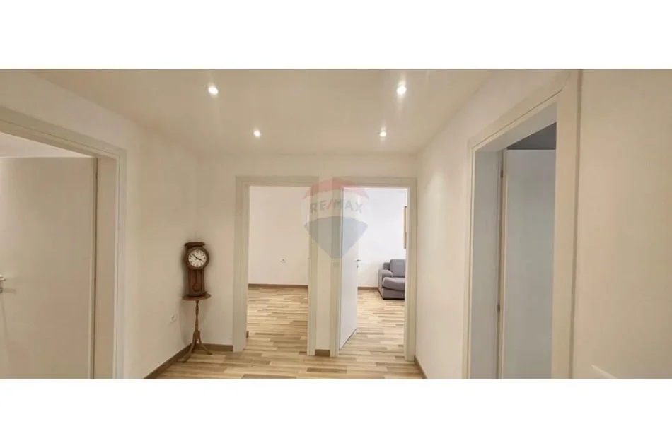 Tirane, jepet me qera apartament 3+1 Kati 2, 100 m² 600 € (xhanfize keko)