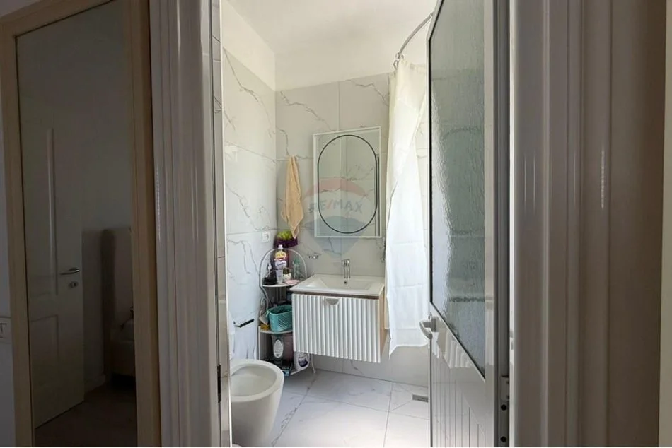 Tirane, jepet me qera apartament 2+1 , 80 m² 550 € (fresk)