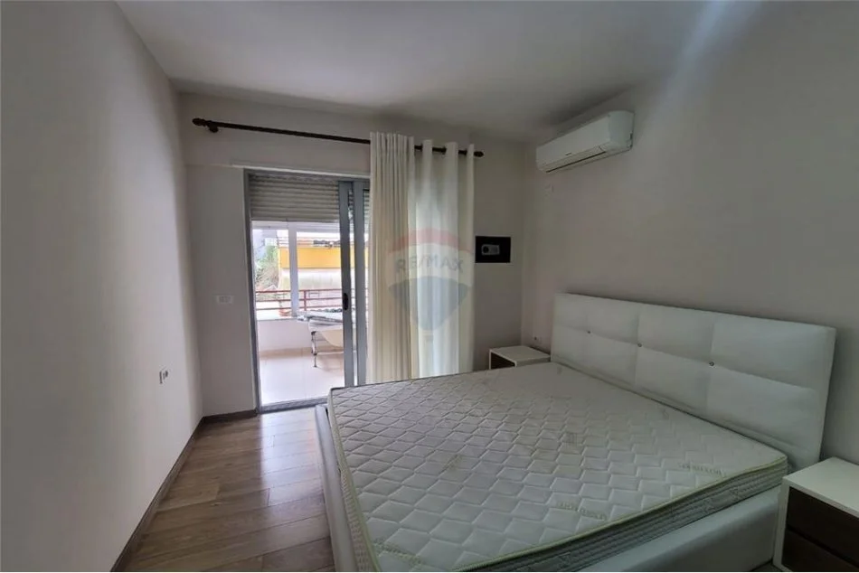 Tirane, jepet me qera apartament 2+1+Ballkon Kati 3, 120 m² 700 € (liqeni i thate)