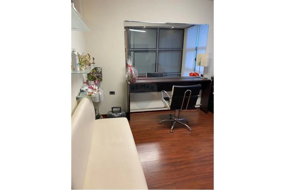 Tirane, jepet me qera dyqan , 90 m² 1.000 € (ish ekspozita)