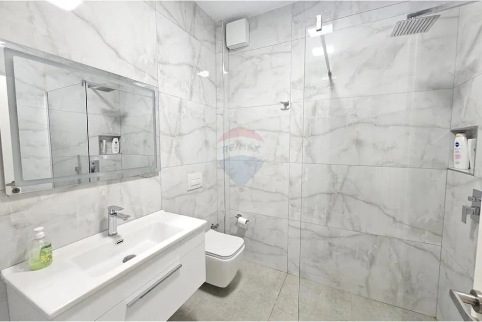 Tirane, jepet me qera zyre , 180 m² 2.000 € (sheshi willson)