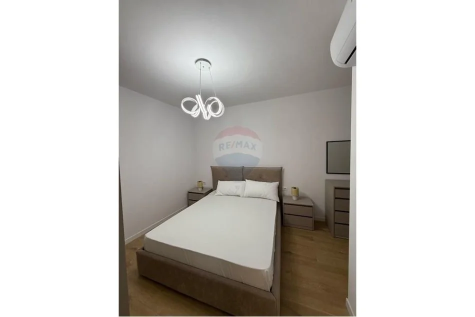 Tirane, jepet me qera apartament 2+1 Kati 12, 80 m² 550 € (golden park)