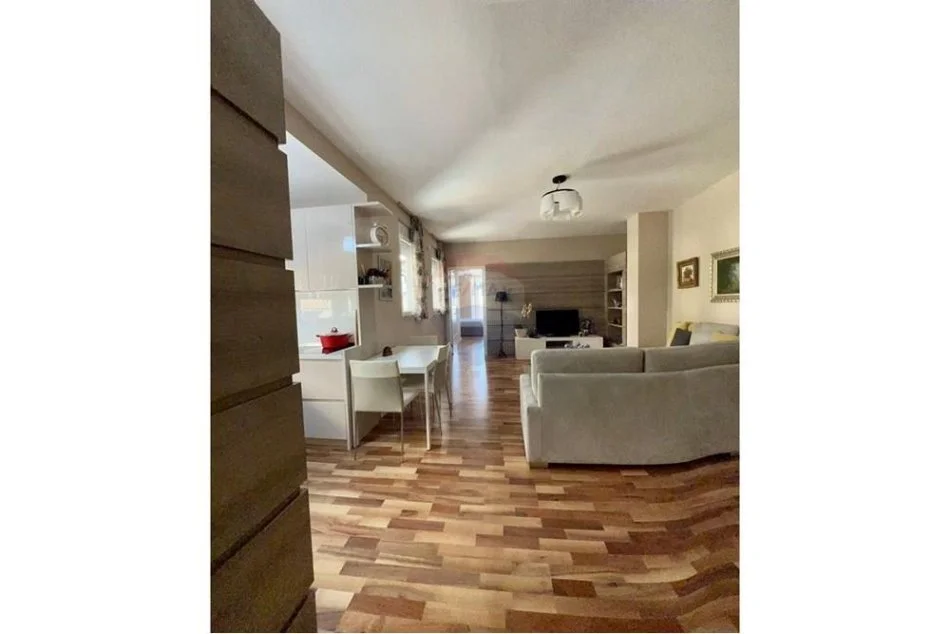 Tirane, jepet me qera apartament 1+1 , 94 m² 730 € (Rr. Myslym Shyri)