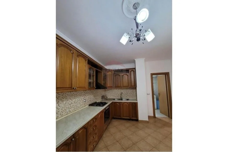 Tirane, jepet me qera apartament 2+1+Ballkon Kati 4, 110 m² 370 € (Rruga e Thesarit)