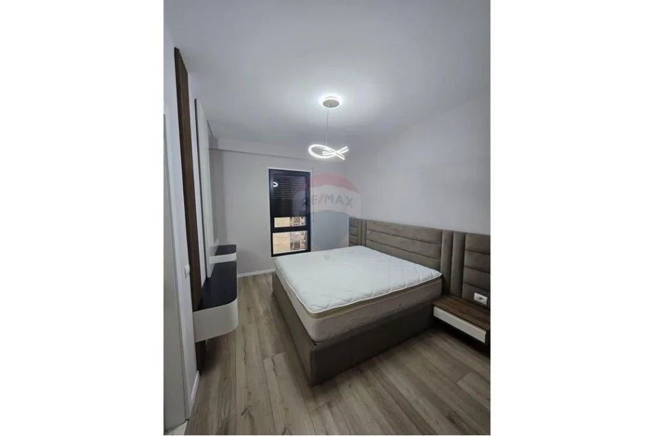 Tirane, jepet me qera apartament 2+1 , 110 m² 800 € (porcelan)