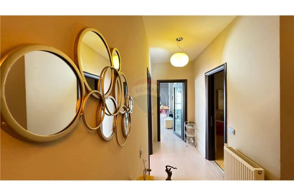 Tirane, jepet me qera apartament 2+1 , 126 m² 800 € (komuna e parisit)