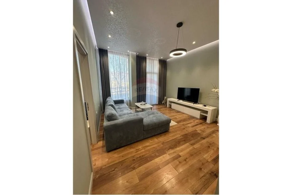 Tirane, jepet me qera apartament 2+1+Ballkon Kati 2, 119 m² 600 € (SAUK)