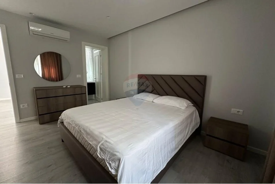 Tirane, jepet me qera apartament 2+1+Ballkon , 412 m² 1.000 € 