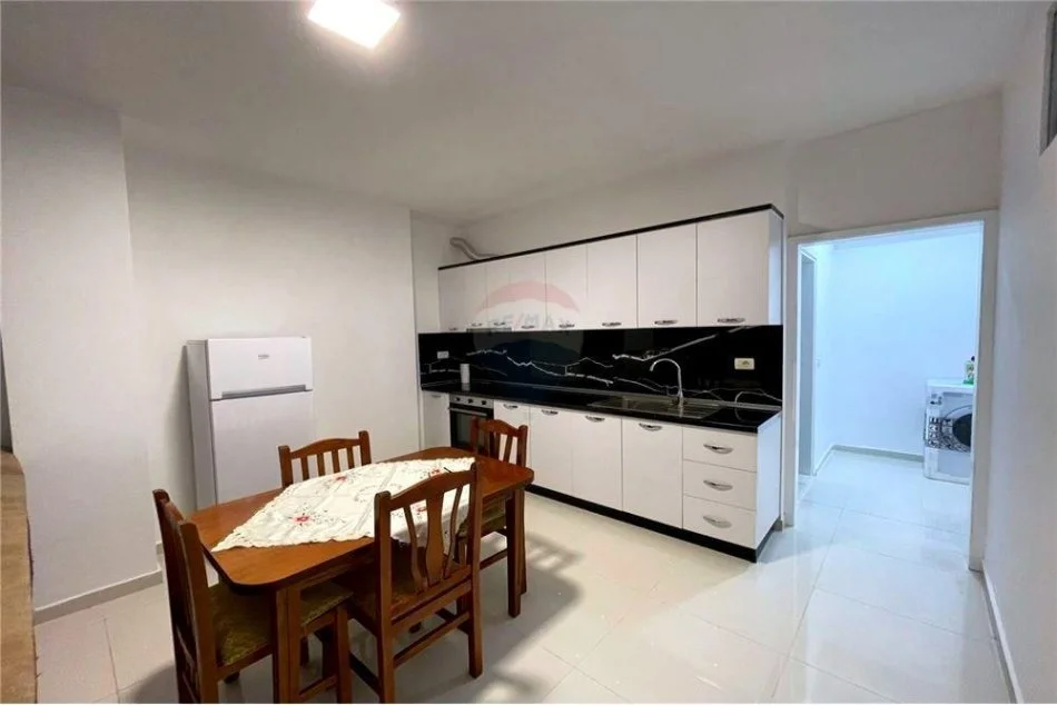 Tirane, jepet me qera apartament 2+1 Kati 1, 90 m² 350 € (APARTAMENT 2+1 PER QIRA NE FRESK !)