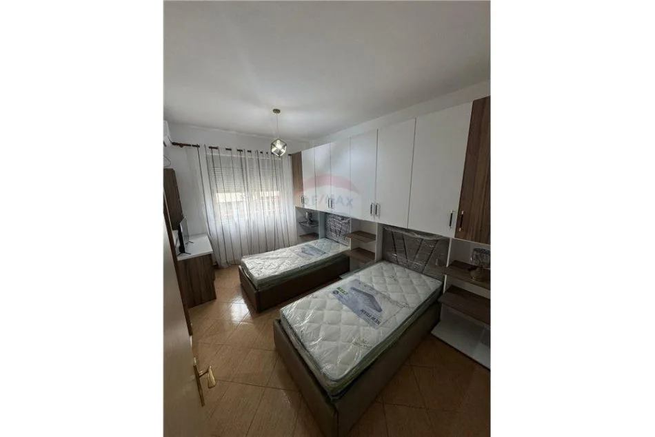 Tirane, jepet me qera apartament 2+1+Aneks+Ballkon Kati 2, 100 m² 600 € (astir)