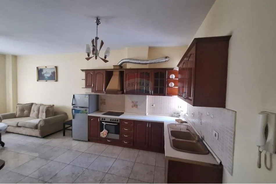 Tirane, jepet me qera apartament 2+1 Kati 5, 88 m² 450 € (Laprake)