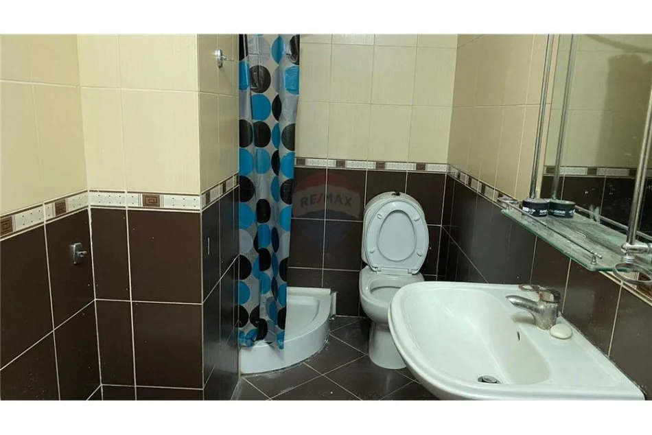 Tirane, jepet me qera apartament 1+1 Kati 5, 450 € (Selvia)