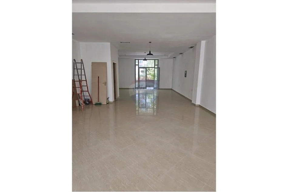Tirane, jepet me qera dyqan Kati 1, 120 m² 800 € (JEPET AMBJENT BISNESI ME QIRA PERBALL DELIORGJIT)