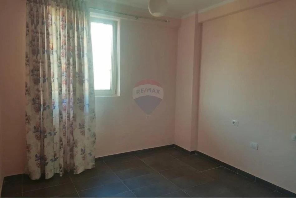 Tirane, jepet me qera apartament 2+1 Kati 4, 87 m² 350 € (Shkoze)