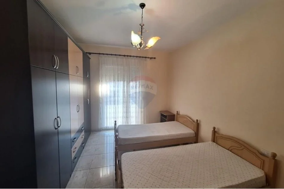 Tirane, jepet me qera apartament 2+1 Kati 5, 88 m² 450 € (Laprake)