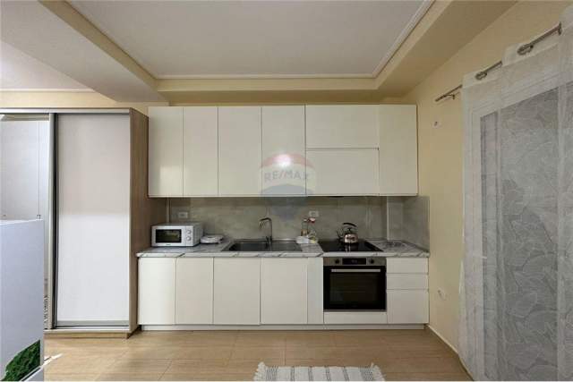 Tirane, jepet me qera apartament 1+1 Kati 1, 55 m² 400 Euro (liqeni i thate)