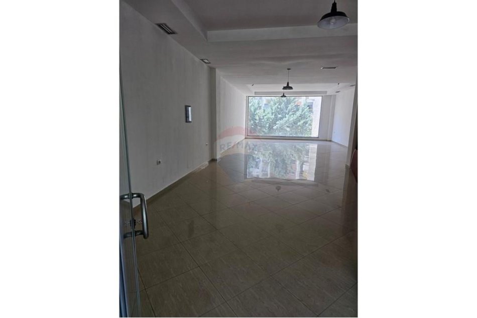 Tirane, jepet me qera dyqan Kati 1, 120 m² 800 € (JEPET AMBJENT BISNESI ME QIRA PERBALL DELIORGJIT)