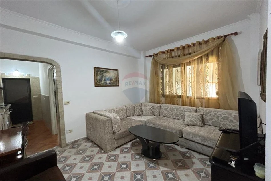 Tirane, jepet me qera apartament 1+1 Kati 2, 65 m² 370 € (Rruga Gjon Mili)