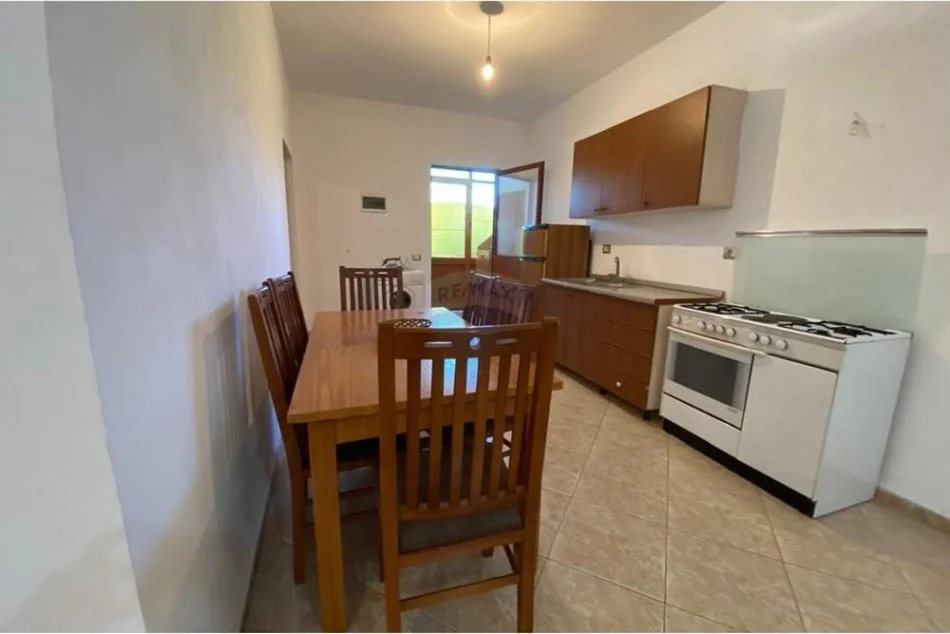 Tirane, jepet me qera apartament 1+1 Kati 1, 80 m² 28.000 € (APARTAMENT 1+1 PER QIRA TEK ALI DEMI)