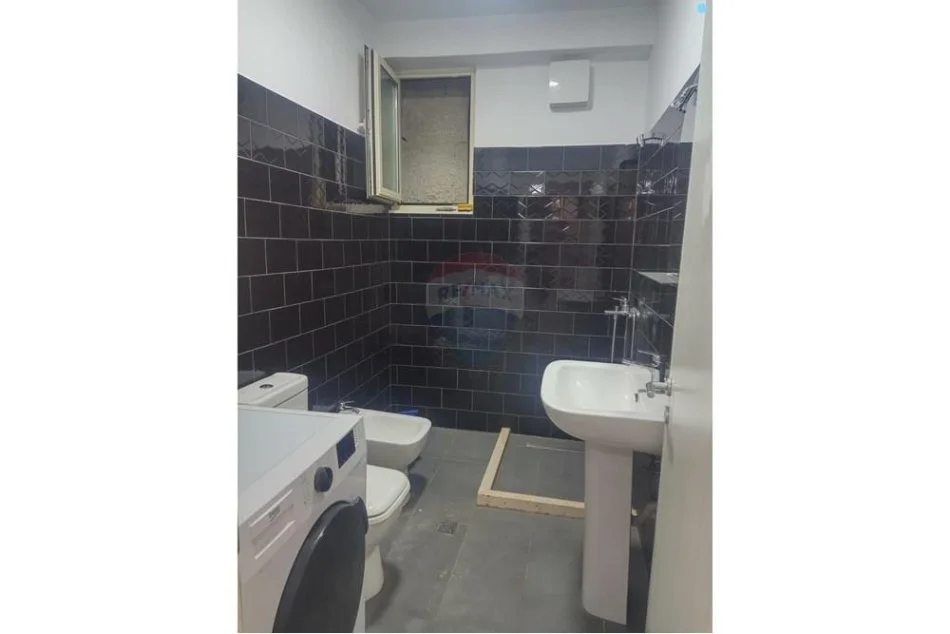 Tirane, jepet me qera apartament 2+1 Kati 4, 87 m² 350 € (Shkoze)