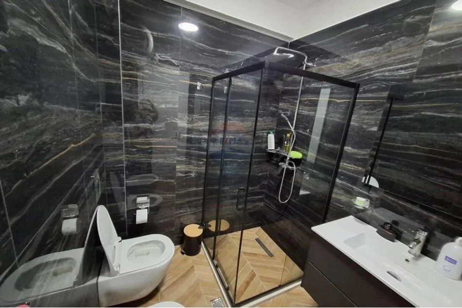 Tirane, jepet me qera apartament 2+1 Kati 3, 98 m² 800 € 