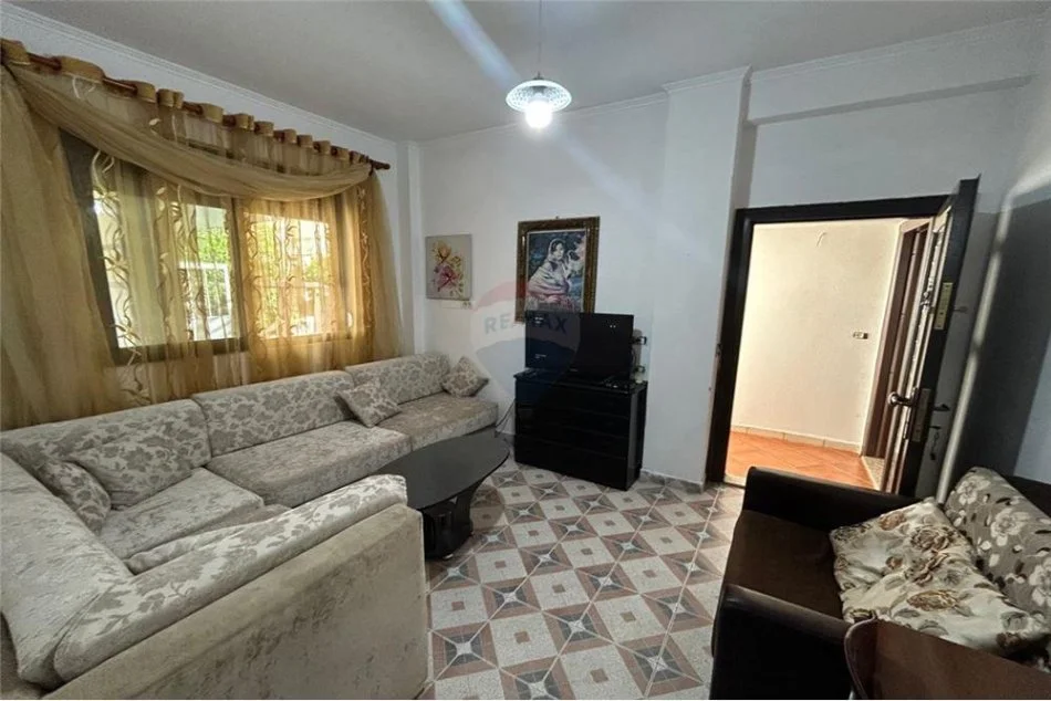 Tirane, jepet me qera apartament 1+1 Kati 2, 65 m² 370 € (Rruga Gjon Mili)