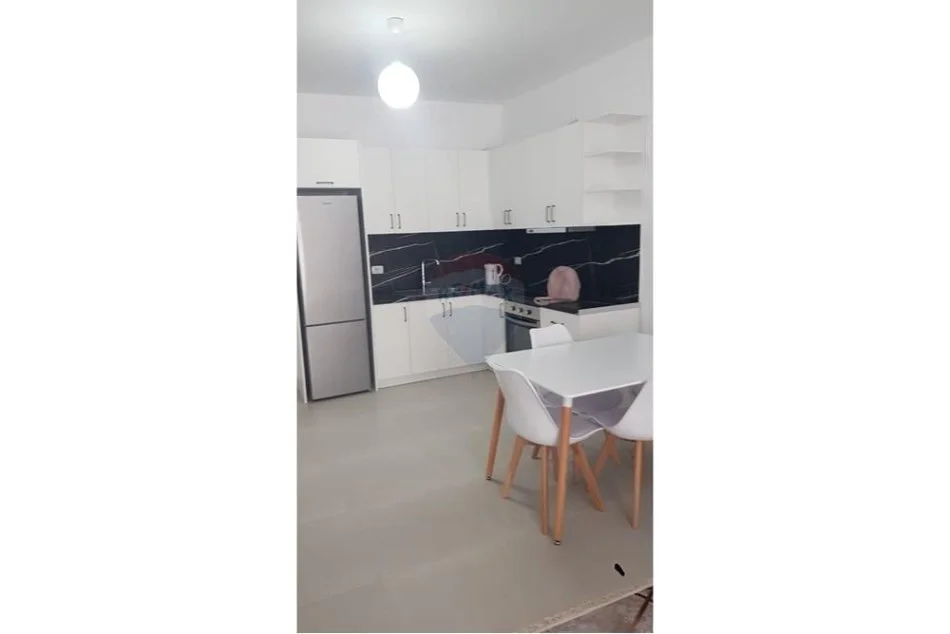 Tirane, jap me qera apartament 2+1 Kati 5, 104 m² 650 € (Rruga Xhanfize Keko)
