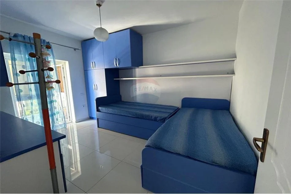 Tirane, jepet me qera apartament 3+1, Kati 2, 150 m2 450 € (Laprake,Tirane)