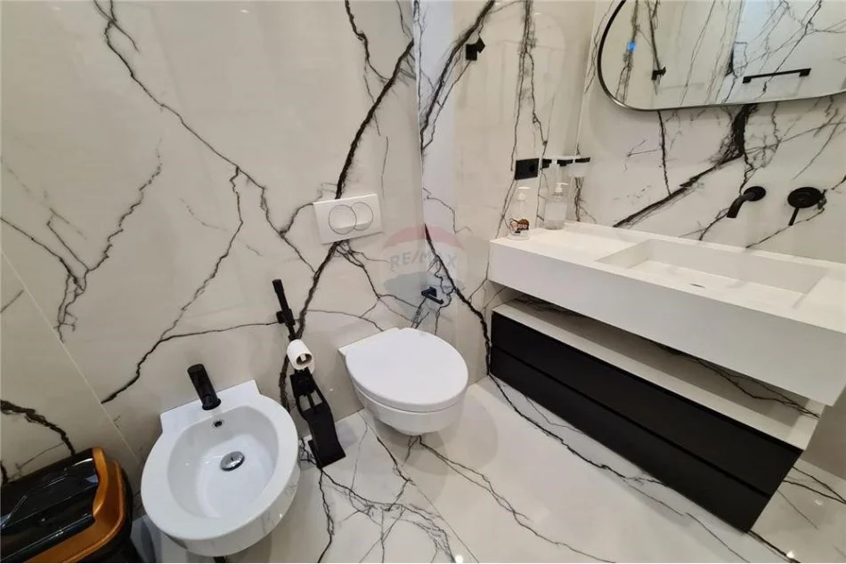 Tirane, jepet me qera apartament 2+1 , 100 m² (Apartament luksoz me qira ne Qender!)