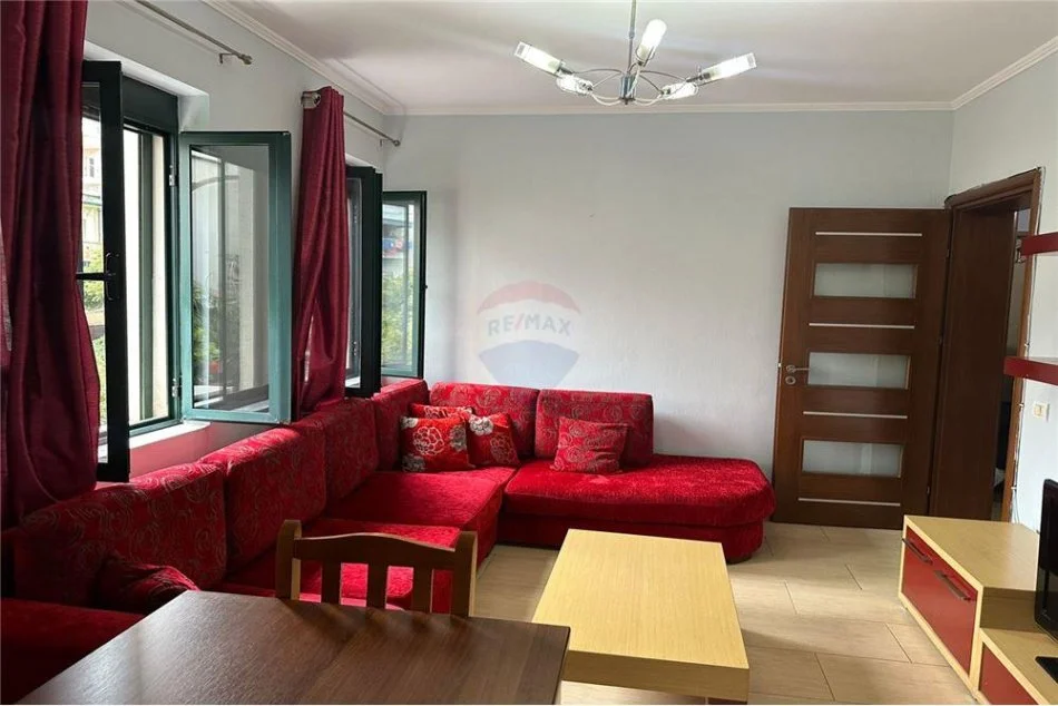 Tirane, jepet me qera apartament 1+1 Kati 4, 65 m² 500 € (Bllok)