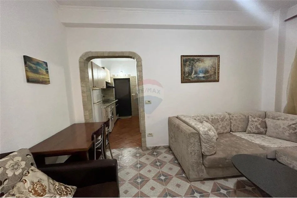 Tirane, jepet me qera apartament 1+1 Kati 2, 65 m² 370 € (Rruga Gjon Mili)