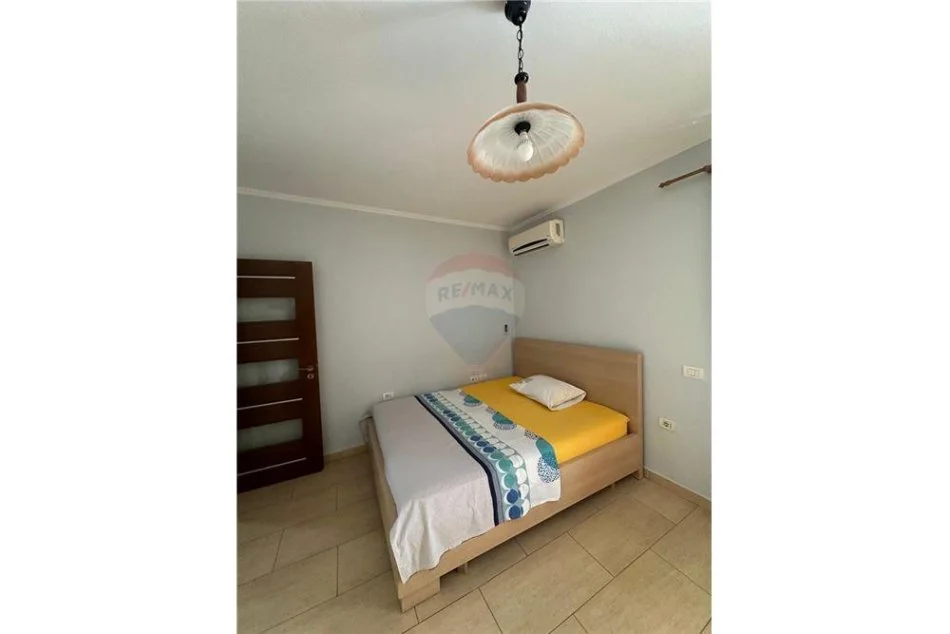 Tirane, jepet me qera apartament 1+1 Kati 4, 65 m² 500 € (Bllok)