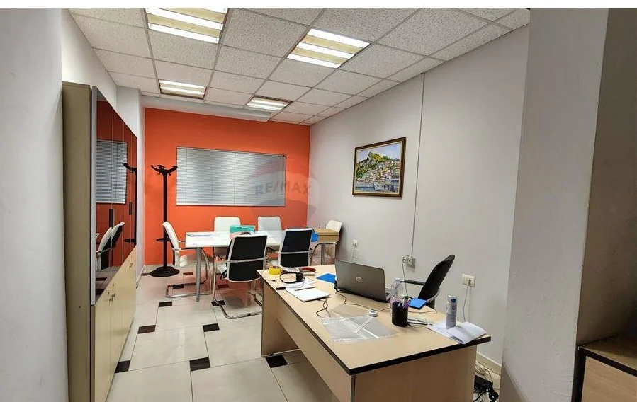 Tirane, jap me qera zyre , 293 m² 3.000 € 