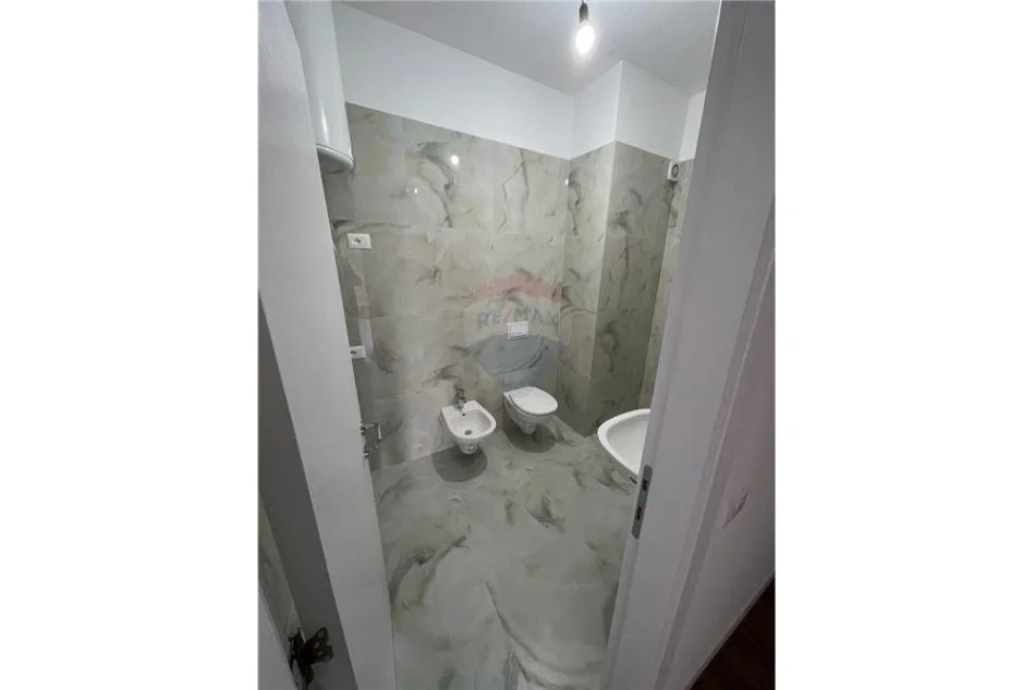 Tirane, jap me qera zyre Kati 7, 105 m² 500 € (Rruga e Dibrës)