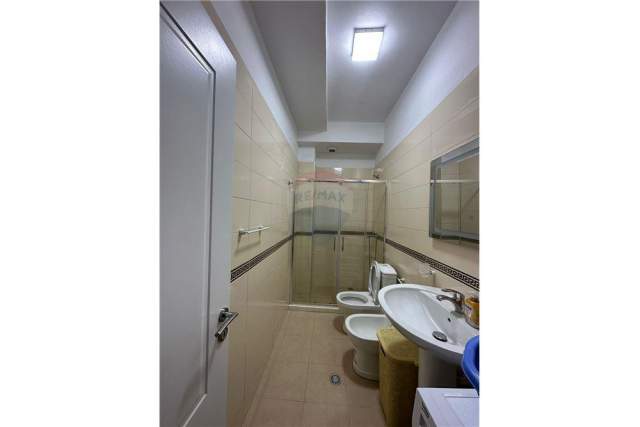 Tirane, jepet me qera apartament 1+1 Kati 1, 55 m² 400 Euro (liqeni i thate)