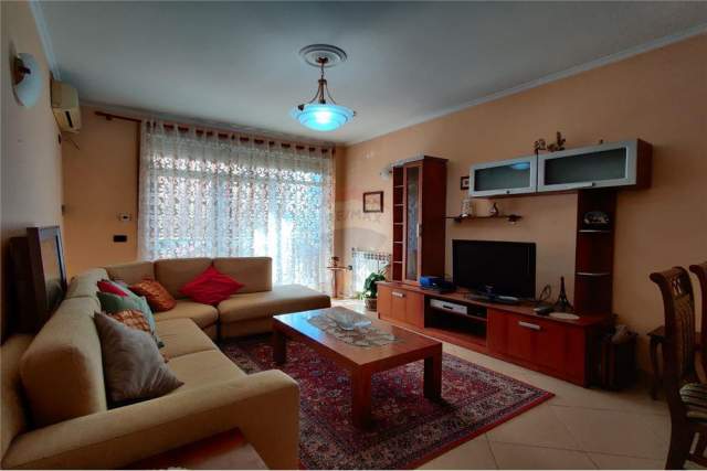Tirane, jepet me qera apartament 2+1+BLK Kati 3, 103 m² 800 Euro (Te stadiumi Air Albania)