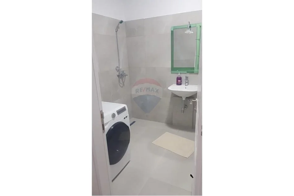 Tirane, jap me qera apartament 2+1 Kati 5, 104 m² 650 € (Rruga Xhanfize Keko)