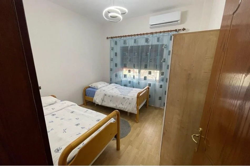 Tirane, jepet me qera apartament 2+1+Ballkon Kati 2, 90 m² 650 € (Liqeni i Thate)