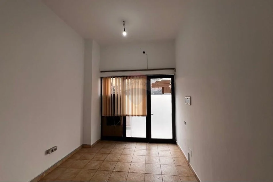Tirane, jepet me qera zyre Kati 0, 300 € (Rruga re Barikadave)
