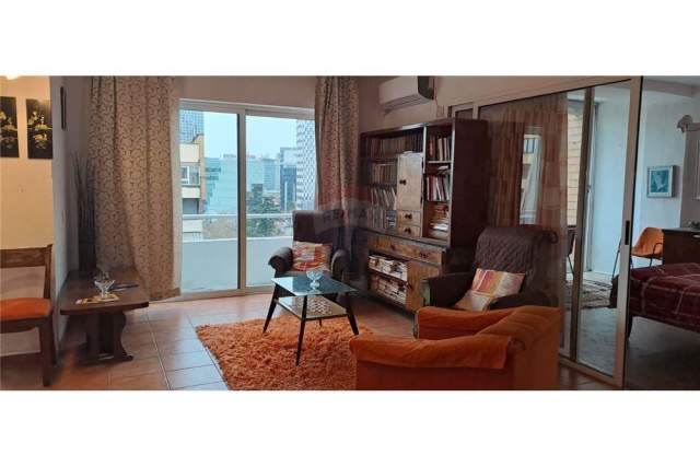 Tirane, jepet me qera apartament 1+1+BLK Kati 1, 76 m² 400 Euro (Pazari i Ri - Rruga e Barrikadave)