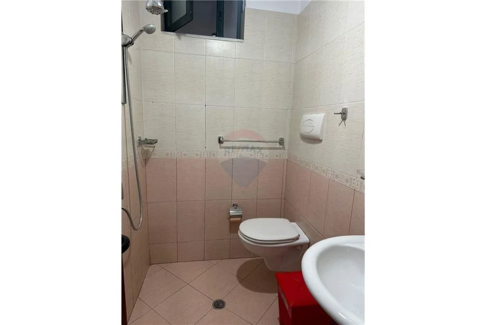 Tirane, jepet me qera apartament 1+1 Kati 4, 65 m² 500 € (Bllok)