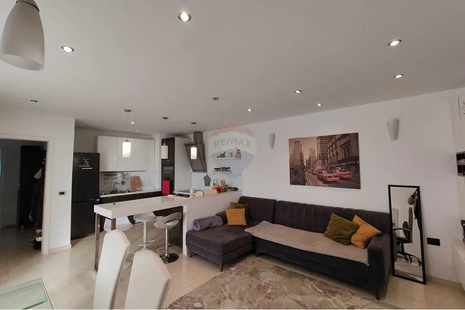 Tirane, jepet me qera apartament 2+1 Kati 9, 93 m² 800 € (Myslym Shyri)